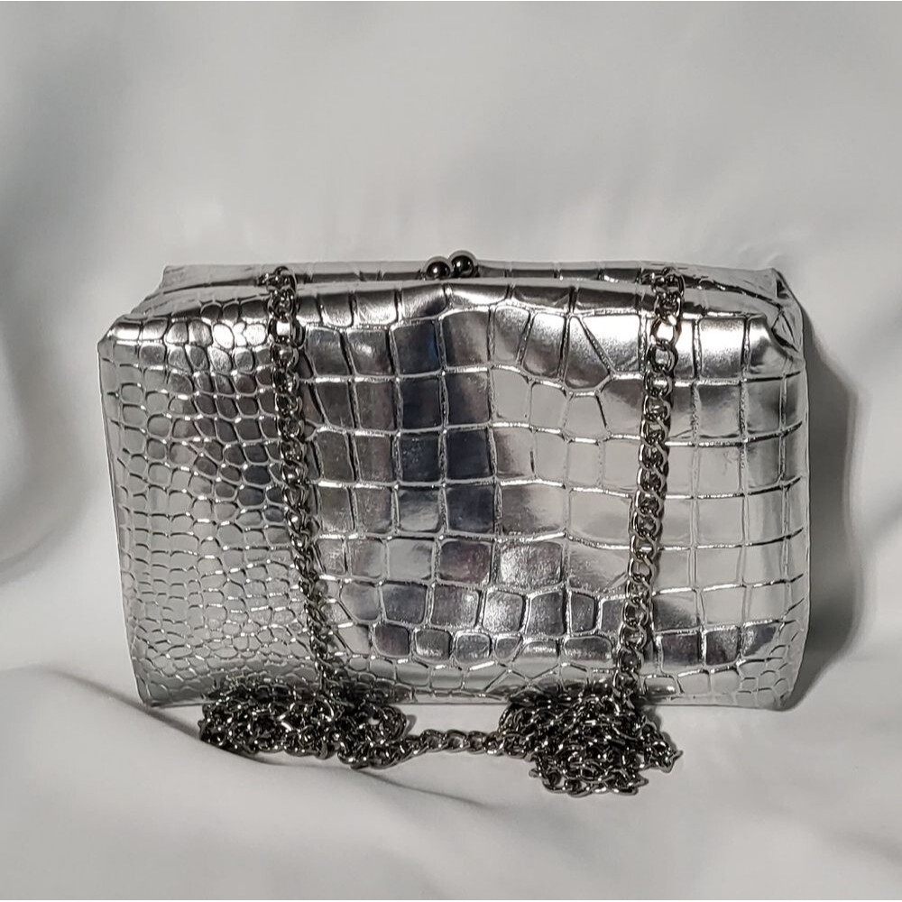 A New Day Women's Small Quilted Silver Clasp Crossbody Bag 5"x8"x2.5" GUC 🐈 - Picture 4 of 6